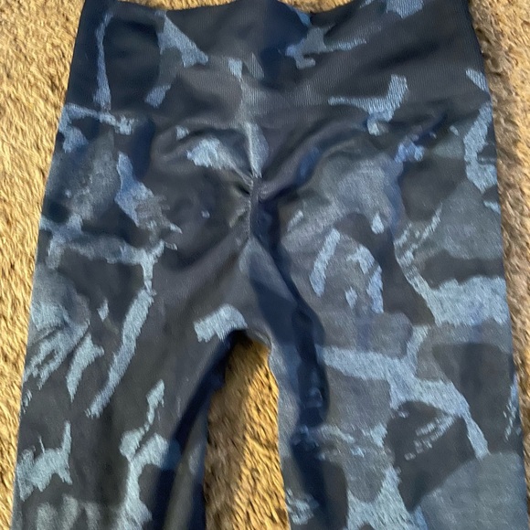 Gymshark navy blue camo booty scrunch leggings - Picture 3 of 4